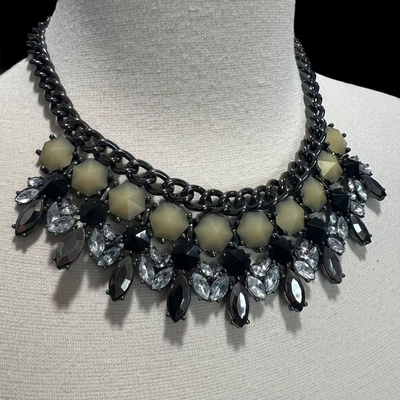 Elegant Black Metal Statement Necklace Gemstone Design Bold Glam Sophisticated - Picture 4 of 5